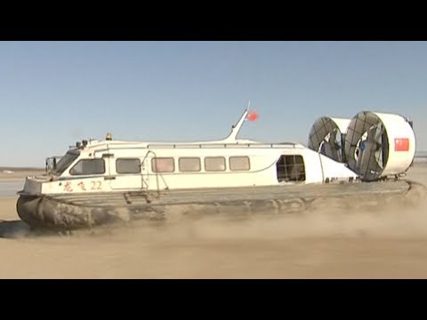 حوامات برمائية لنقل الركاب عبر النهر الحدودي بين الصين وروسيا
