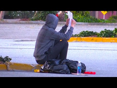 مساعدة مشرد لرجل فقد ابنته