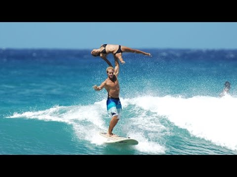 ثنائي يقدم عرضًا استثنائيًا على لوح ركمجة